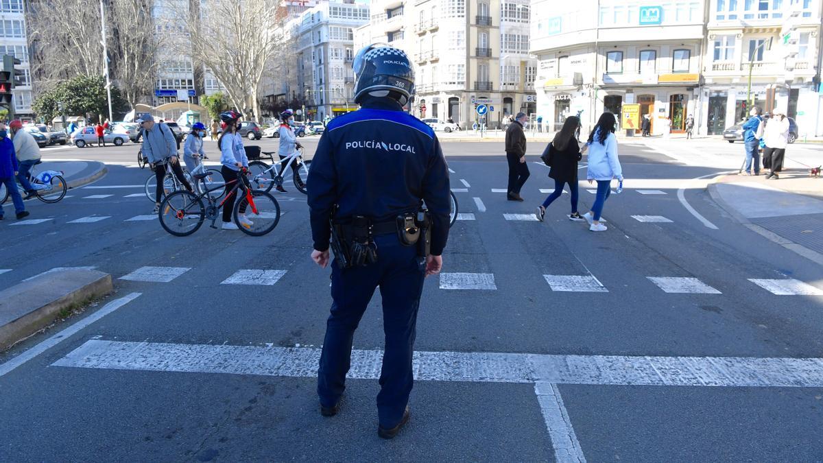 Un polícía local regulando el tráfico en A Coruña.