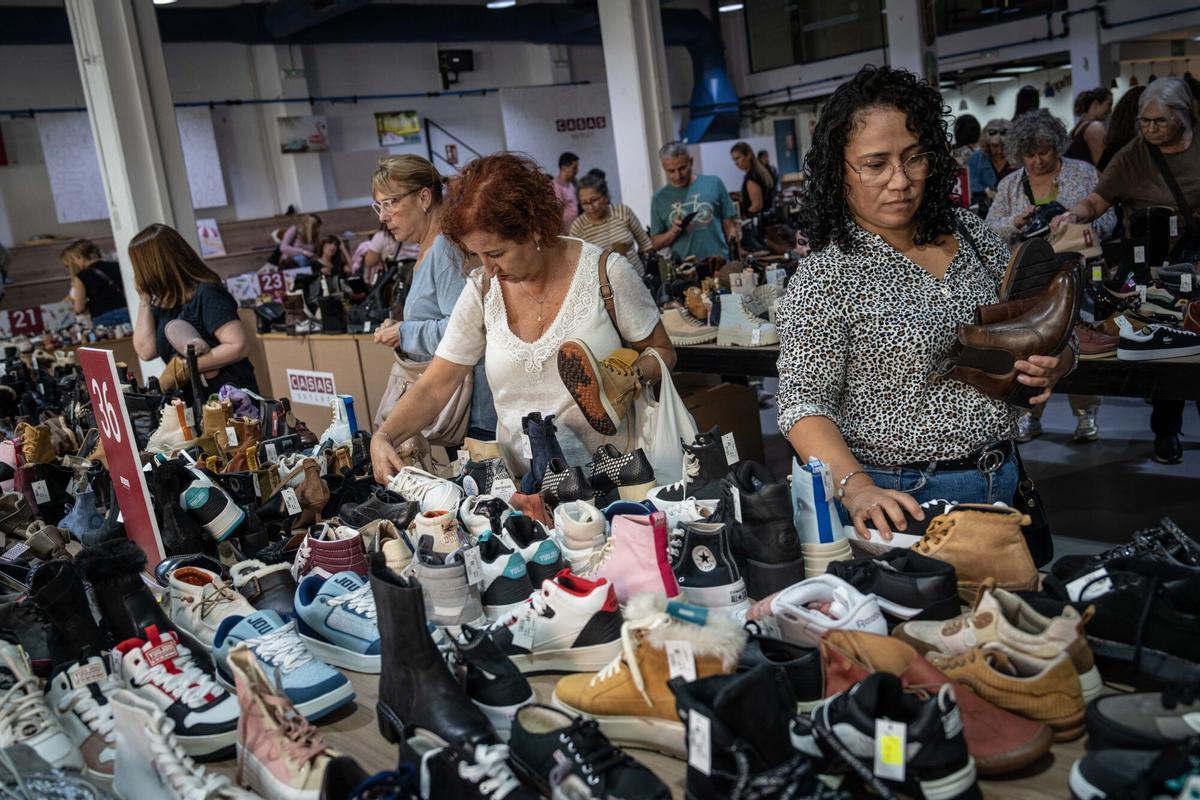 Ambiente en el outlet efímero de la cadena de zapaterías Casas, que ofrece descuentos en marcas como Converse, Aro o Camper, en Barcelona, el 22 de octubre de 2025.