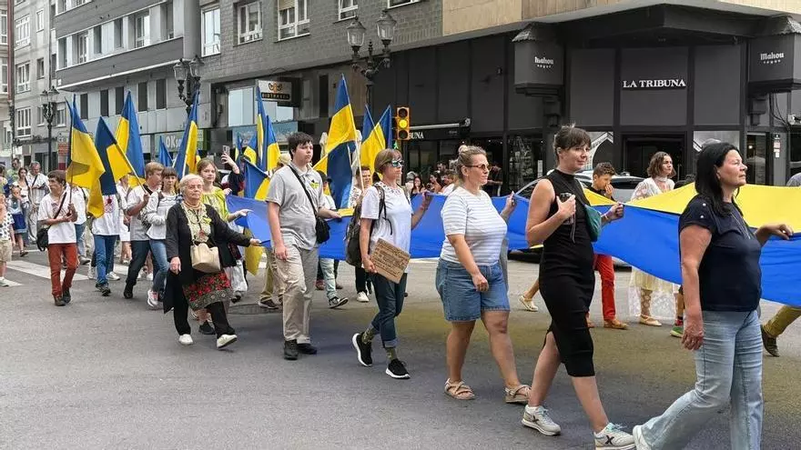 Marcha pacífica de la comunidad ucraniana de Asturias, pasando por la calle Menéndez Pelayo de Gijón