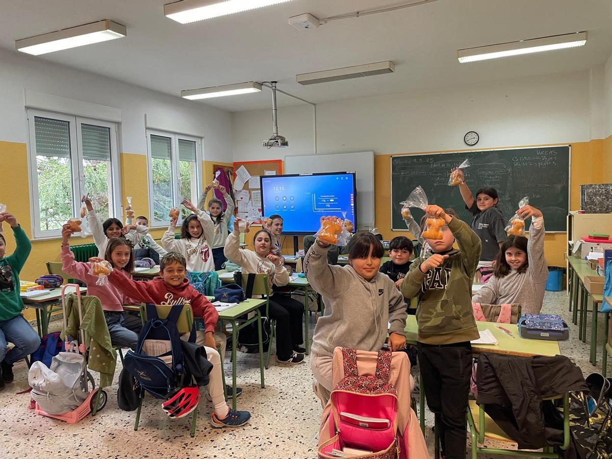 Escolares de Nava, con las letras.