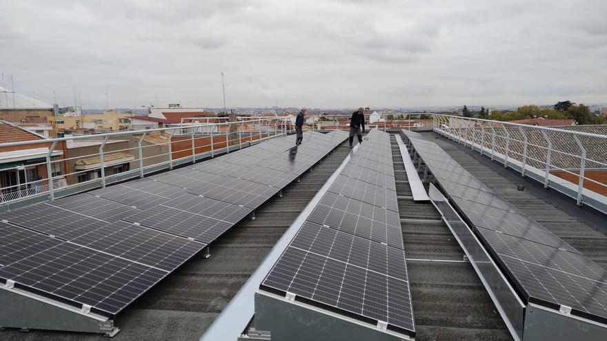 &quot;Las empresas de energía dificultan los trámites para poner placas solares en bloques de pisos&quot;