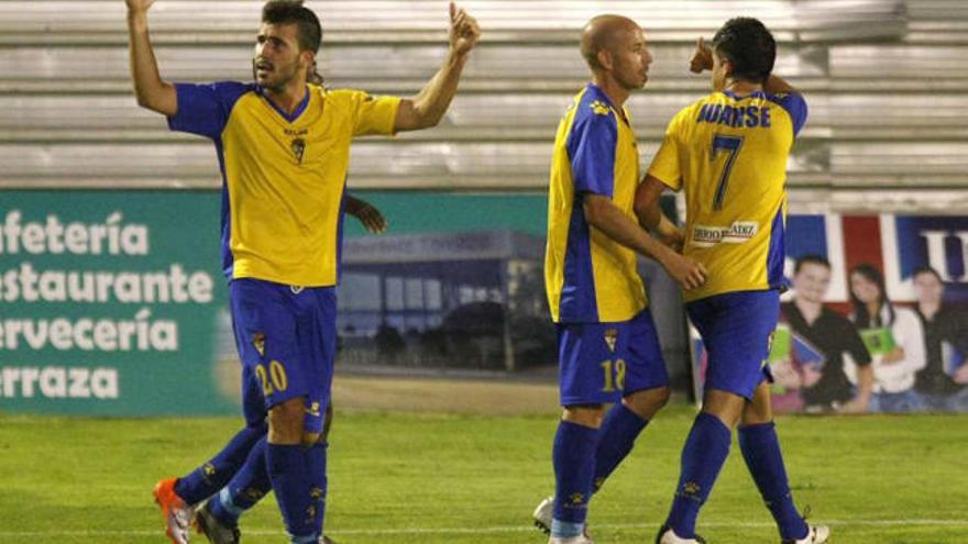 Jugadores del Cádiz celebran un gol ante el Alcalá en la anterior eliminatoria de Copa.