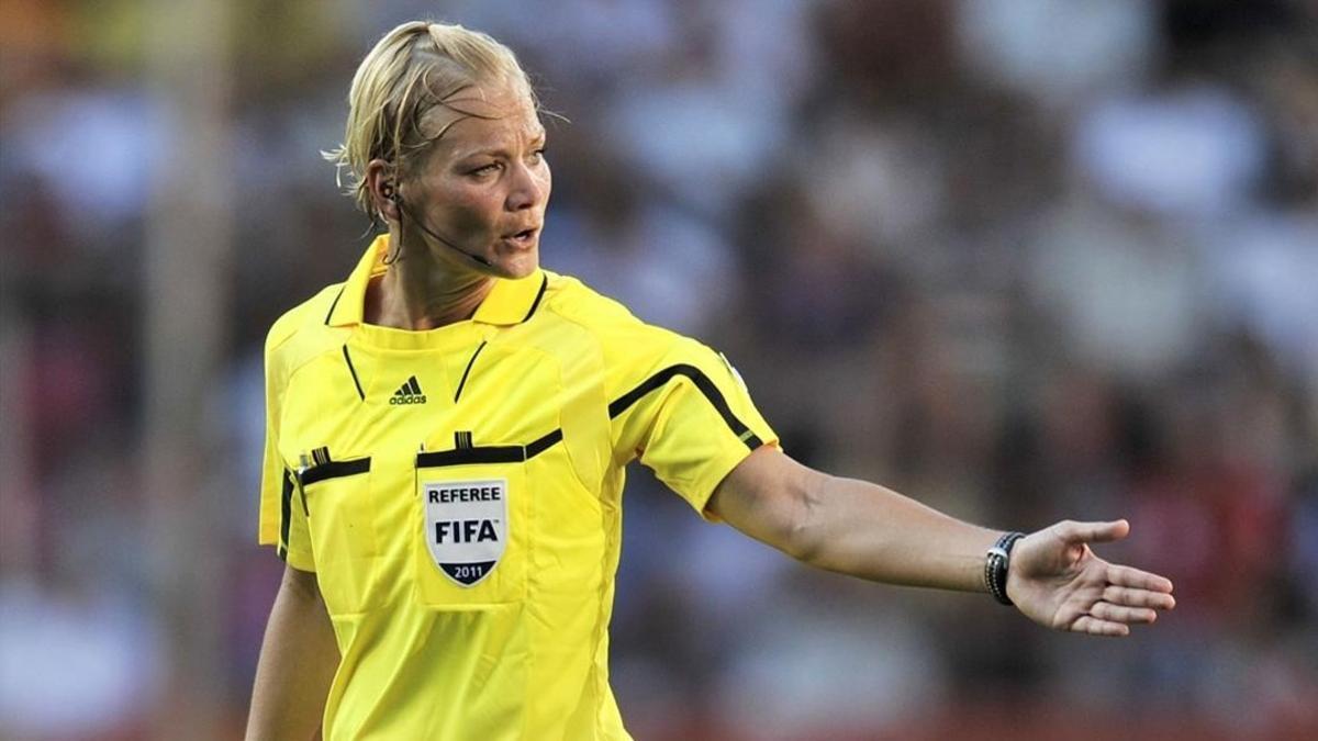 Bibiana Steinhaus dirige el partido entre Estados Unidos y Corea del Norte en el mundial femenino del 2011.