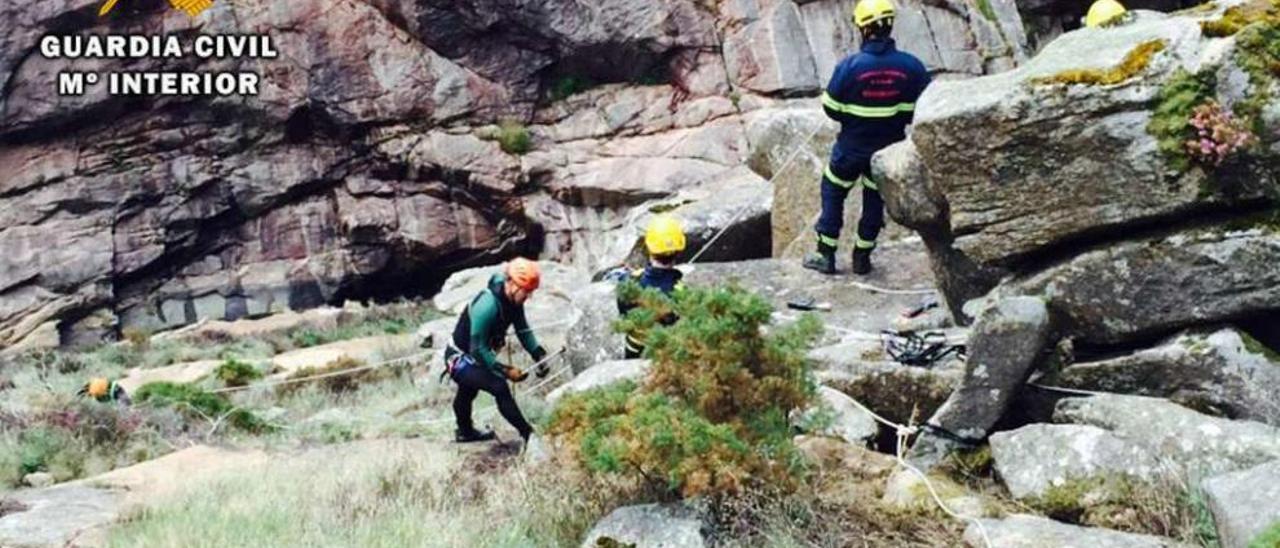 Los agentes bajan la ladera haciendo rápel. // Guardia Civil