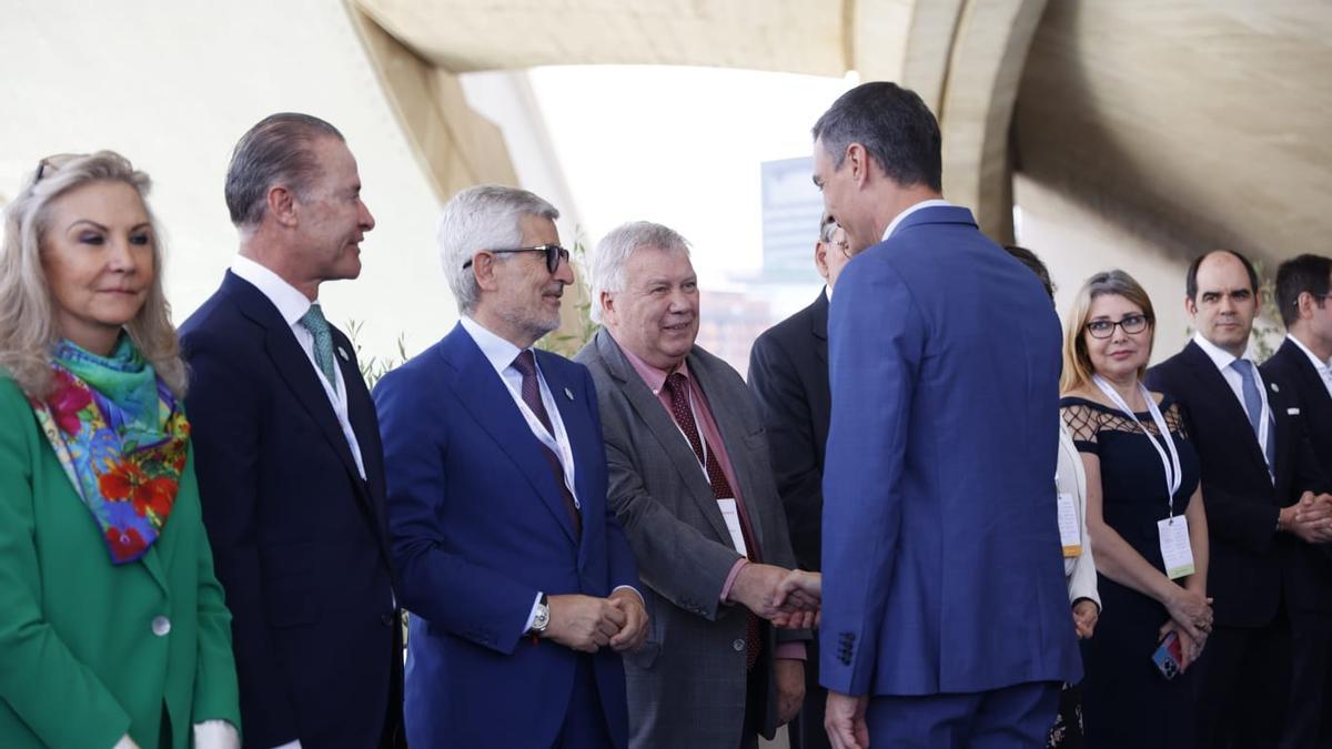 Pedro Sánchez saluda a rectores de universidades de Latinoamérica en el Palau de les Arts
