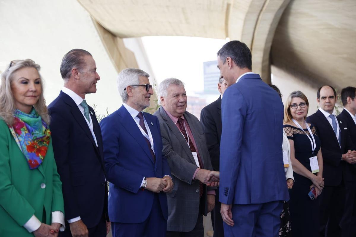 Pedro Sánchez saluda a rectores de universidades de Latinoamérica en el Palau de les Arts