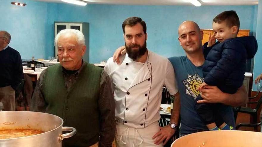 José Luis Vallina, Diego Riesgo y Héctor Arviza, miembros de la comisión, con la fabada.