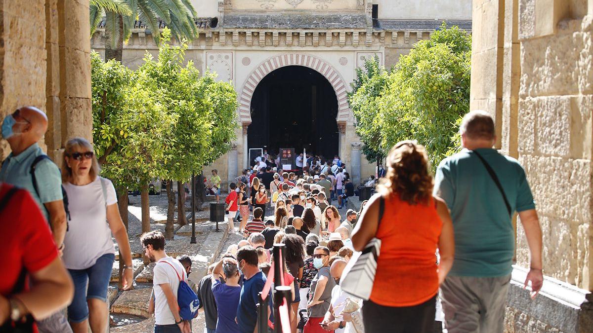 Numerosos turistas durante el pasado Puente del Pilar en Córdoba.