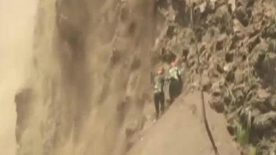 Un desprendimiento de rocas sorprende a un equipo de rescate en Nepal