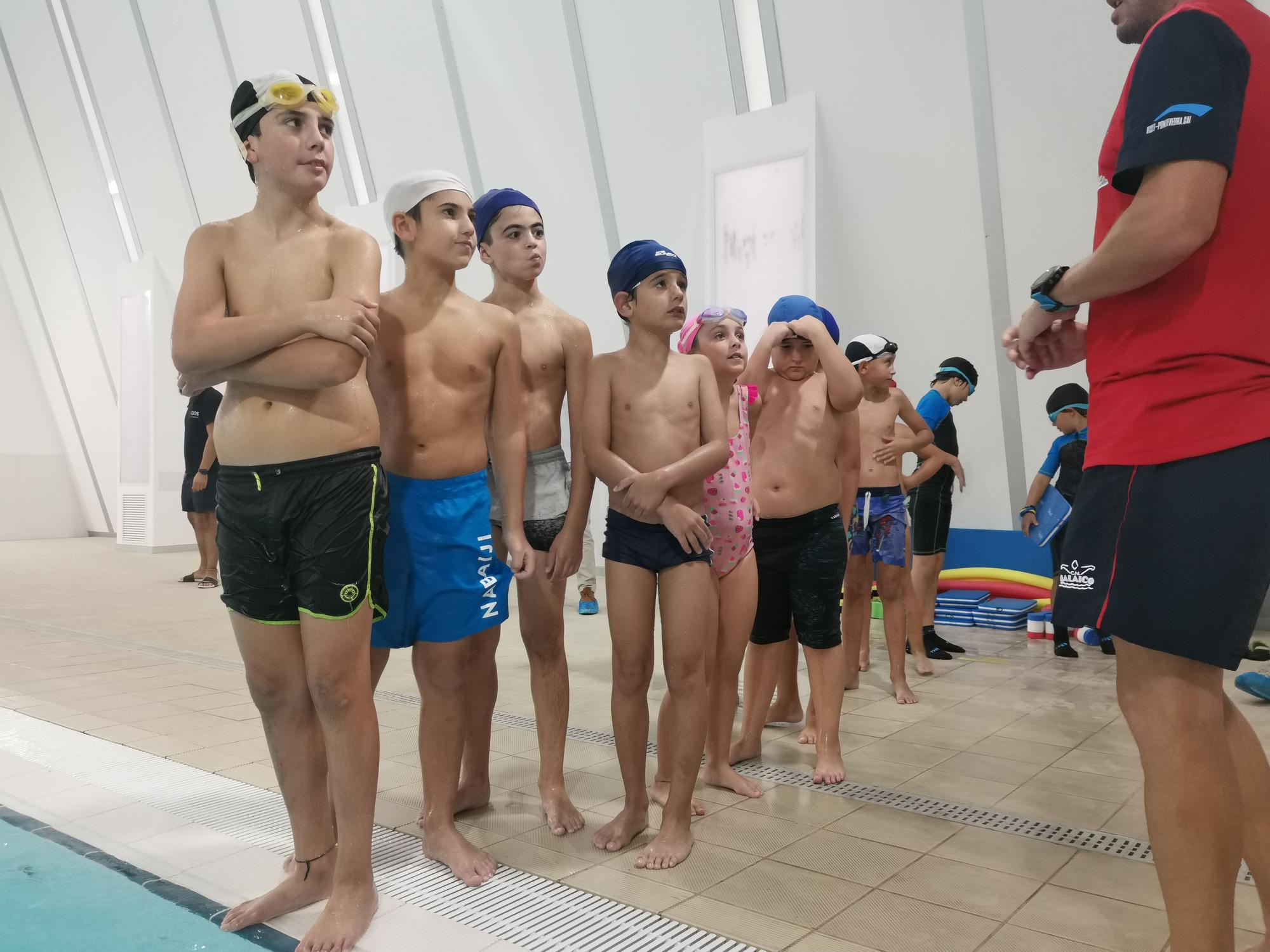 Inicio de los cursos de natación en la piscina de As Lagoas, en Bueu