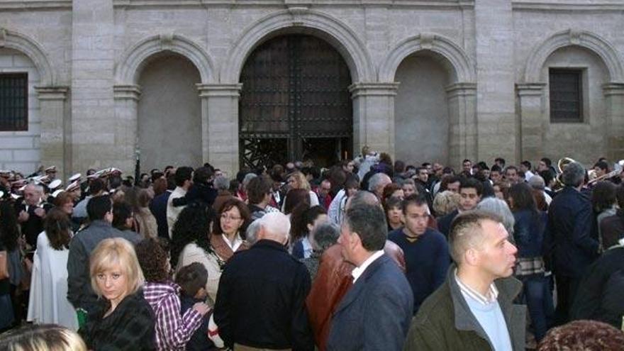 Las imágenes de la cofradía del Consuelo se mecieron en el interior de San Pedro.