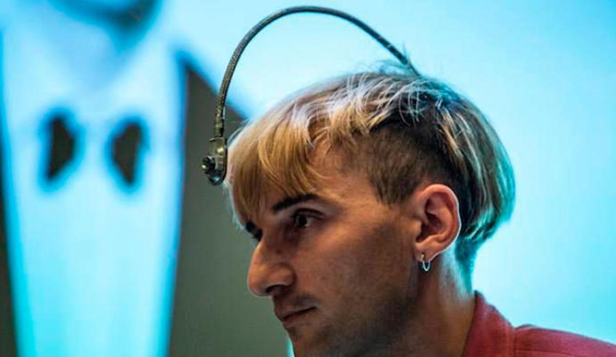 Neil Harbisson (Londres, 1984) nació con una alteración congénita (acromatopsia) que reducía su visión a una escala de grises y buscó una solución radical. En 2004 se implantó una antena en el cráneo con un chip que transforma las ondas de luz en frecuencias de sonido y le permite "escuchar" los colores. Se trata de un órgano cibernético, llamado Eyeborg, que él mismo diseñó con la ayuda de expertos. Harbisson es el primer cíborg reconocido oficialmente por un gobierno, el del Reino Unido, y se ha convertido en uno de los activistas más reconocidos que apuestan por el derechos de las personas a incorporar tecnología al cuerpo humano para ampliar el funcionamiento del cerebro.