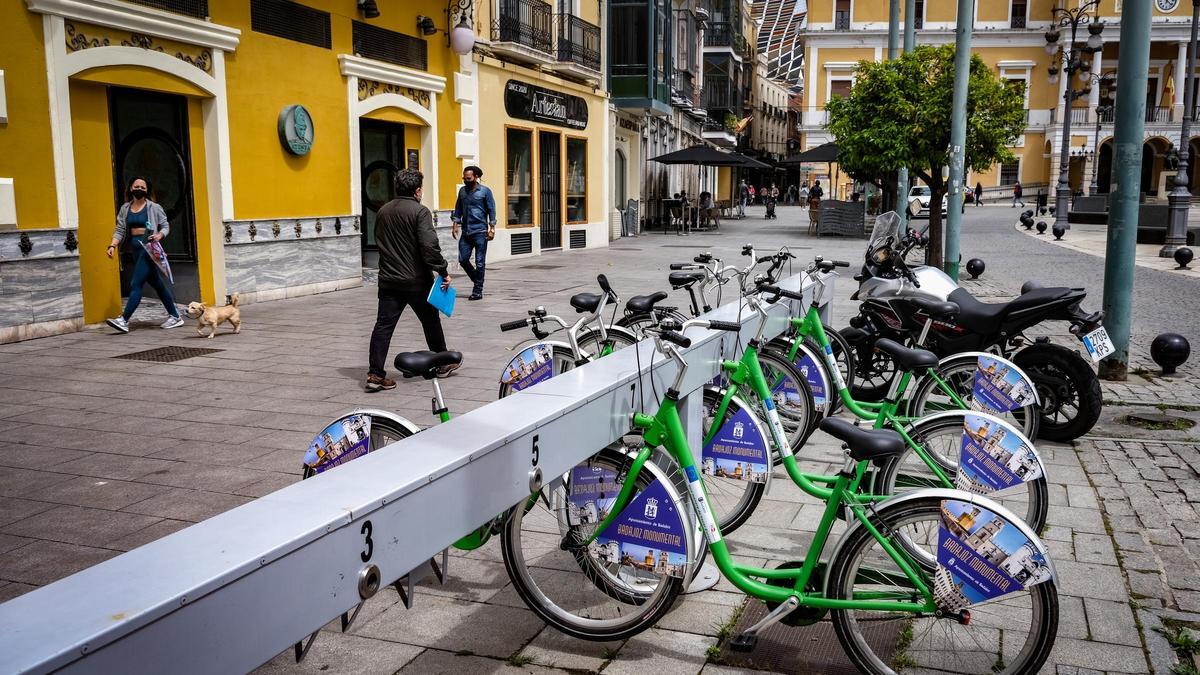 Base en la plaza de España de las bicicletas del servicio municipal de alquiler.