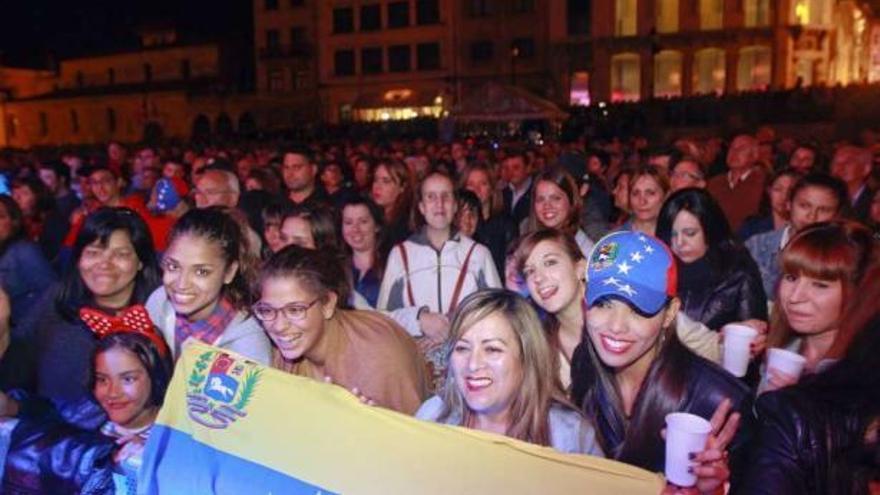 Parte del público presente ayer en la plaza de la Catedral.