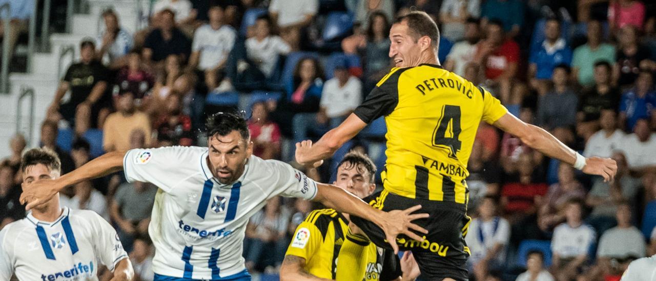 Petrovic salta a por un balón aéreo con Enric Gallego.