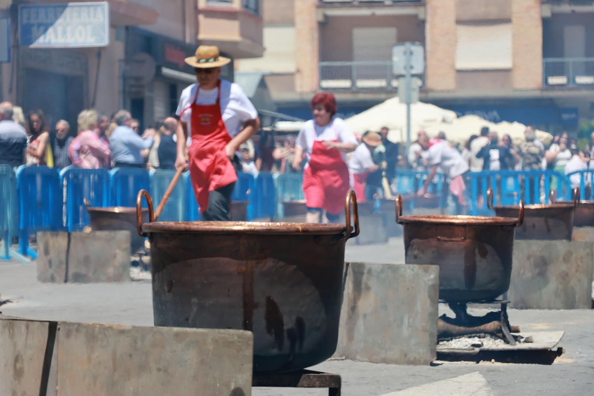 Galería del reparto de arroz de les 'calderes' en el día grande de las fiestas de Almassora