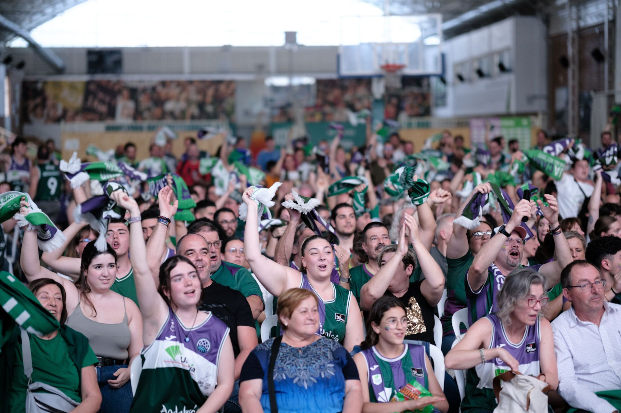 La afición del Unicaja sigue la final de la BCL en Los Guindos