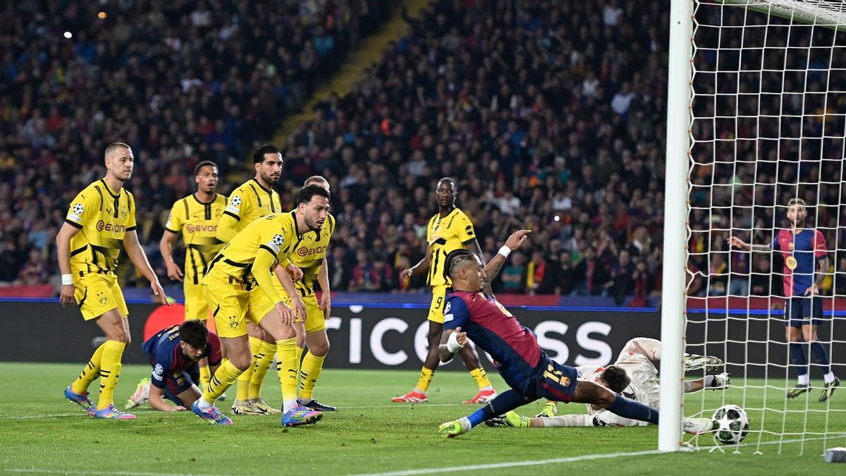 Raphinha marca el primer gol del triunfo frente al Dortmund.