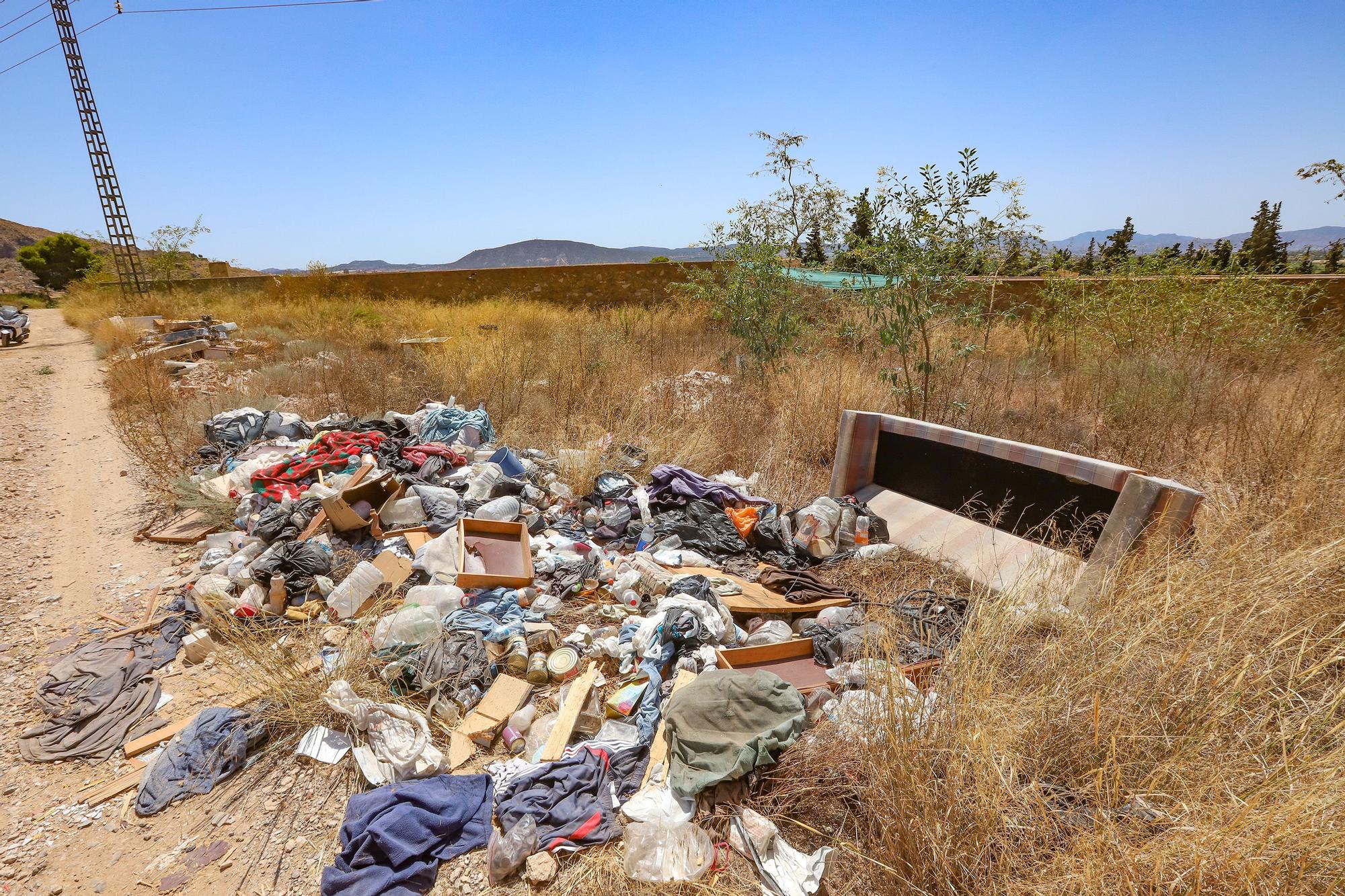 Un cementerio de escombros, enseres y basura en Orihuela