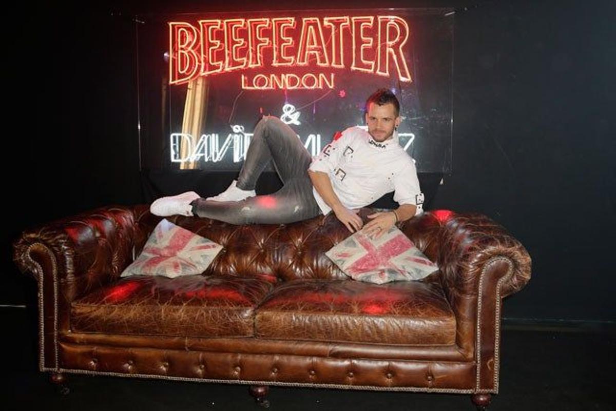 David Muñoz posa sobre un sofá con luminosos de Beefeater