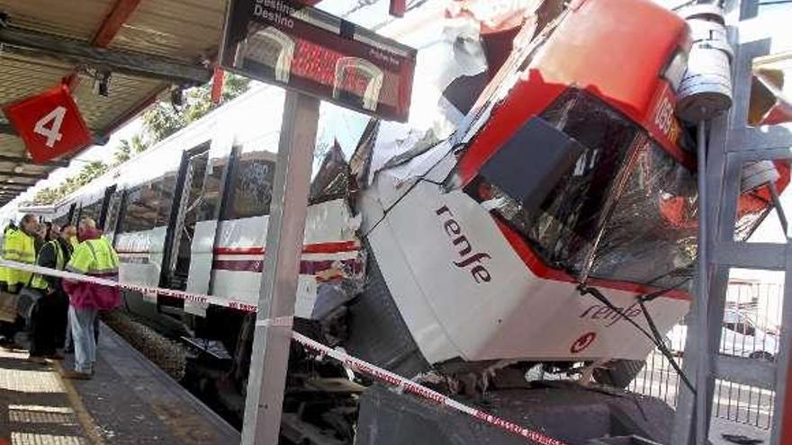 La cabina del tren que chocó contra el tope de la estación. / efe