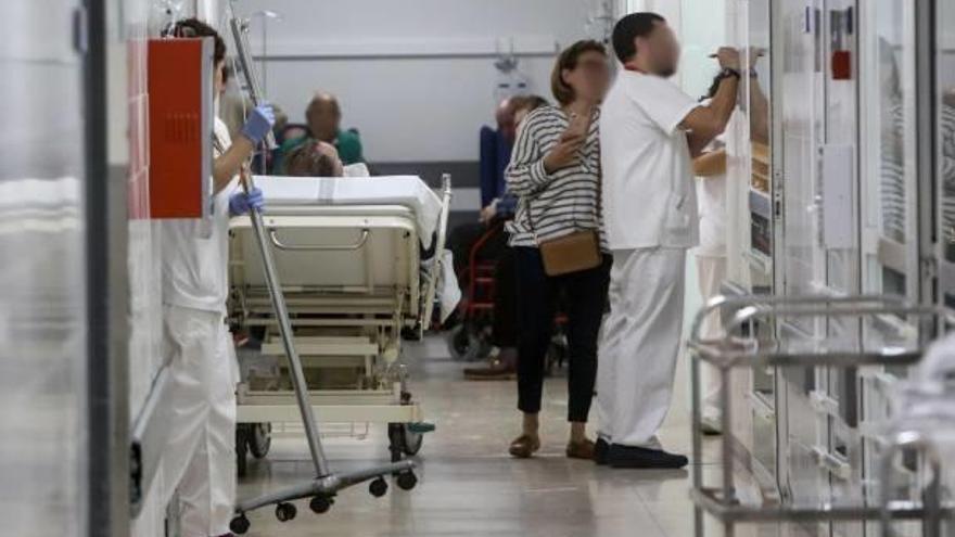 Pacientes esperan en pasillos de Urgencias del Hospital de la Marina Baixa por la falta de espacio.