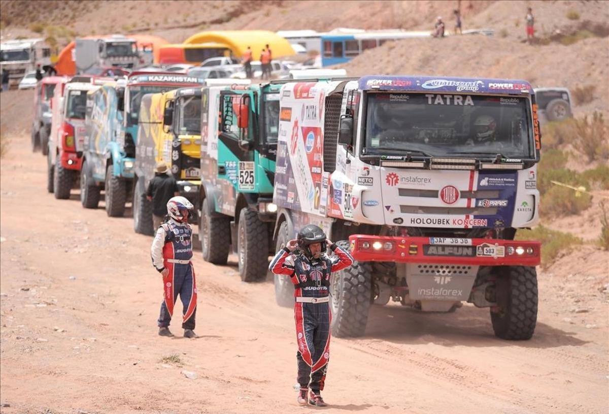  Cola de camiones que aguardan la salida de la cuarta etapa del Dakar 2017.