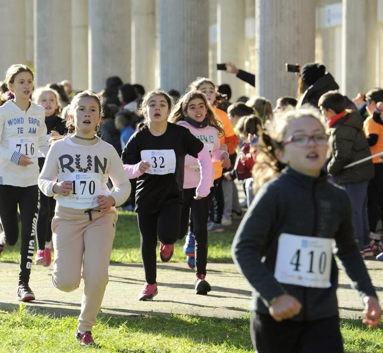 Las niñas y niños participantes, durante la carrera.