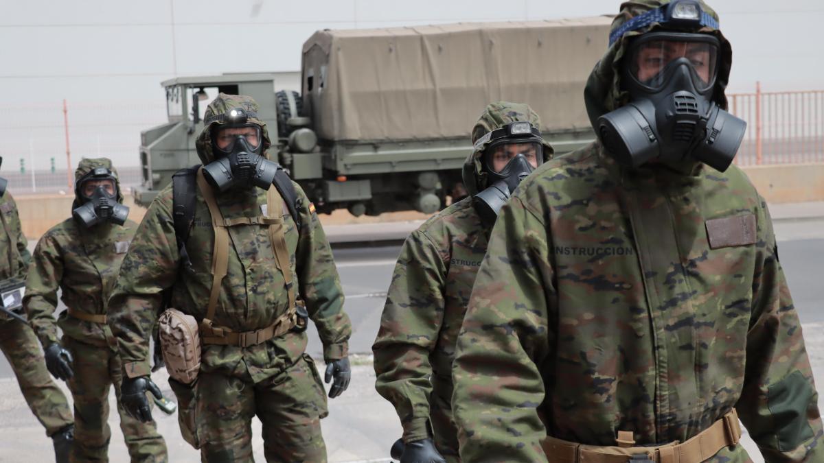 Un grupo de militares de Onda se prepara para realizar el entrenamiento en una fábrica de Onda.