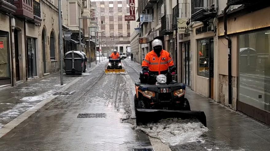 Protección Civil de Zamora en quad despejando la nieve de las calles tras la borrasca Filomena.
