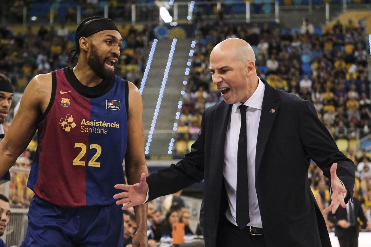 Joan Peñarroya y Jabari Parker hablan en un partido del Barça ante el Gran canaria en al campaña 2024-25.