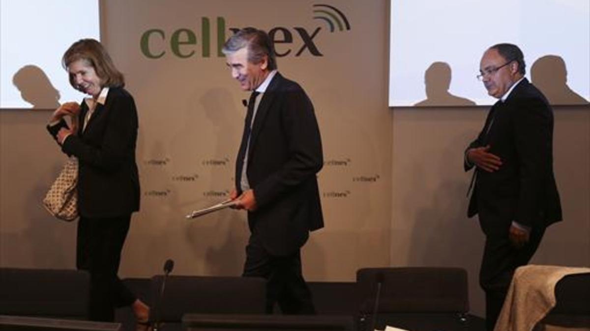 La notaria Isabel Gabarró; Francisco Reynés, presidente de Cellnex, y Tobías Martínez, consejero delegado, ayer.