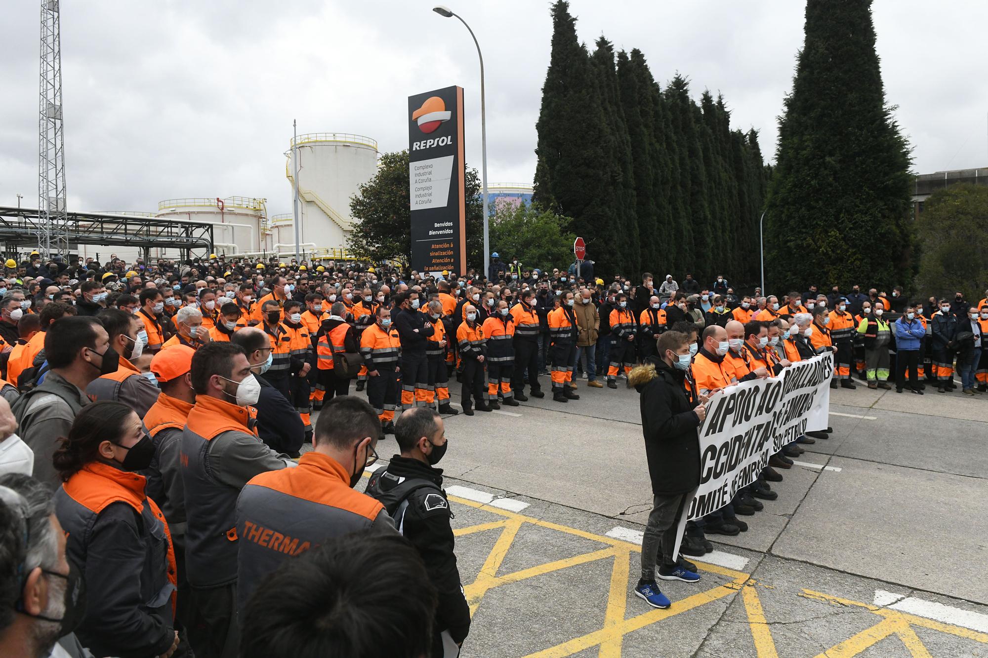 Repsol suspende los trabajos en la refinería en señal de duelo