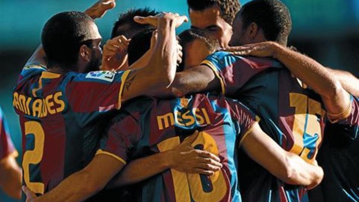 Alves, Messi, Villa, Busquets y Keita abrazan a Iniesta (en el centro) después de marcar el segundo gol, ayer en Santander.