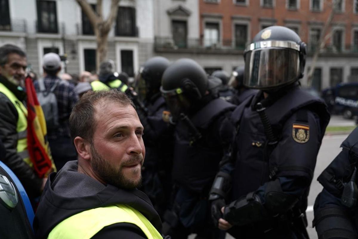 Agricultores concentrados en la Puerta de Alcalá (Madrid).