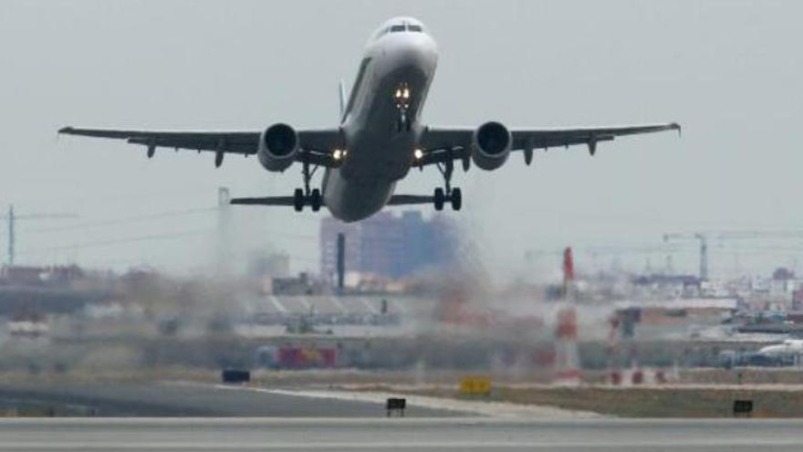 Un pasajero pilota un avión de Manchester a Alicante para salvar sus vacaciones