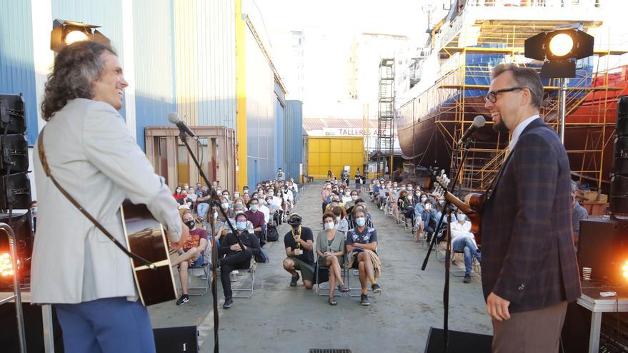 Concierto de los hermanos Cubero en las instalaciones del astillero vigués en 2020.