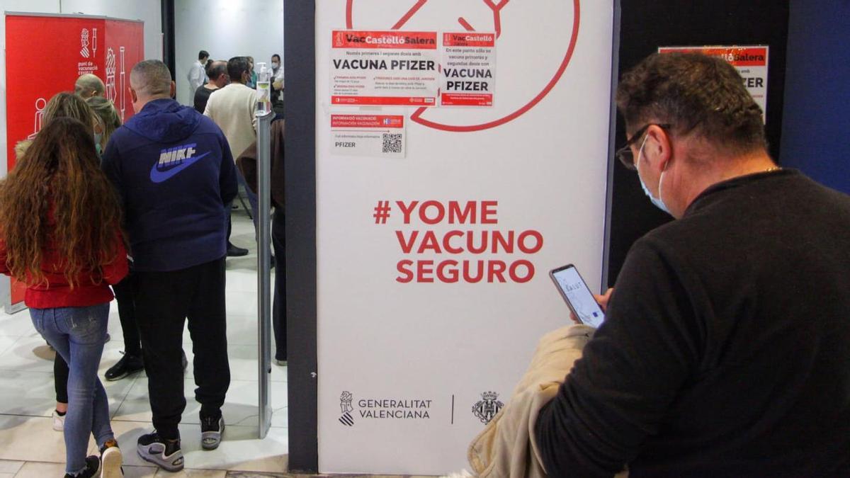 Colas de tres horas en la campaña de vacunación de este viernes en La Salera