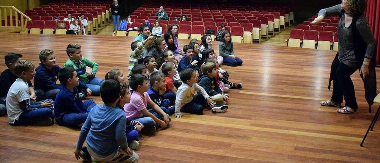 Niños de Valga en una de las actividades desarrolladas en el Auditorio Municipal de Cordeiro. // FdV