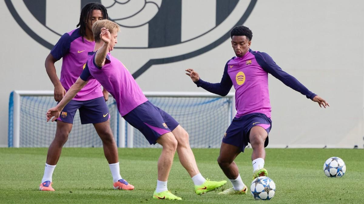 Jules Koundé, Frenkie de Jong y Alejandro Balde durante un entrenamiento del FC Barcelona