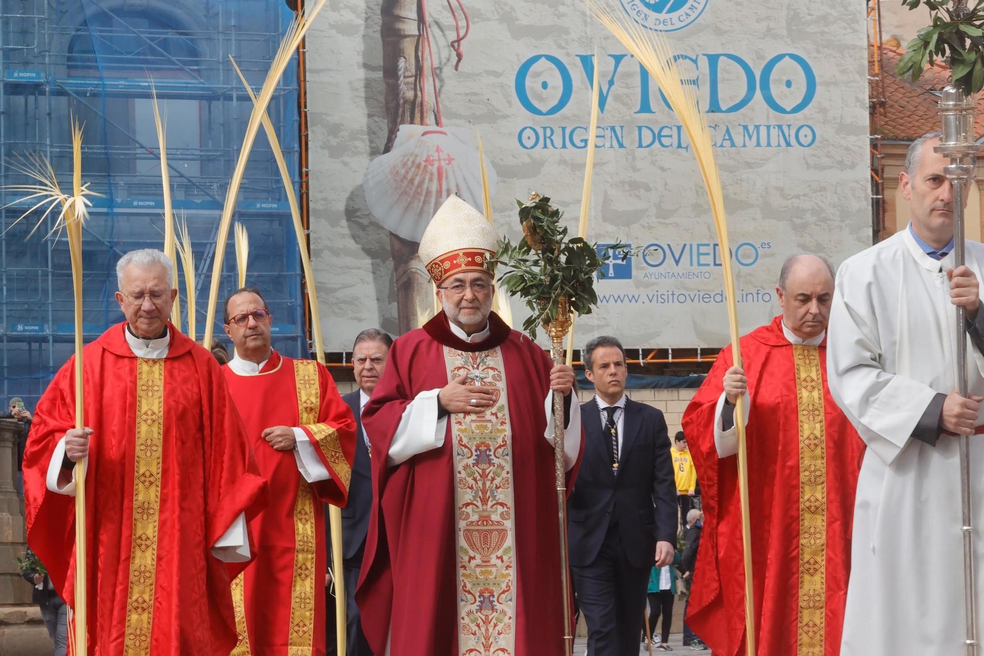 Procesión y bendición de las palmas en la Catedral.