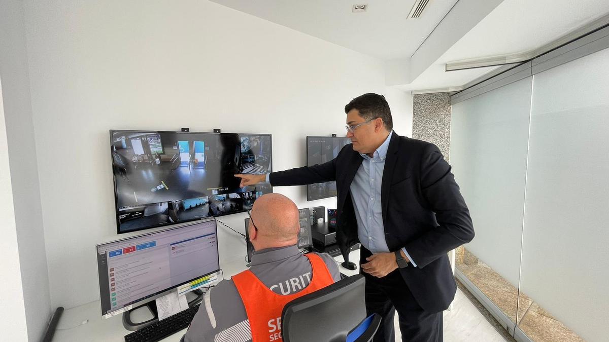 El vicepresidente del Cabildo, Miguel Ángel Pérez del Pino, junto a un operario de seguridad en el centro de Santa Catalina.