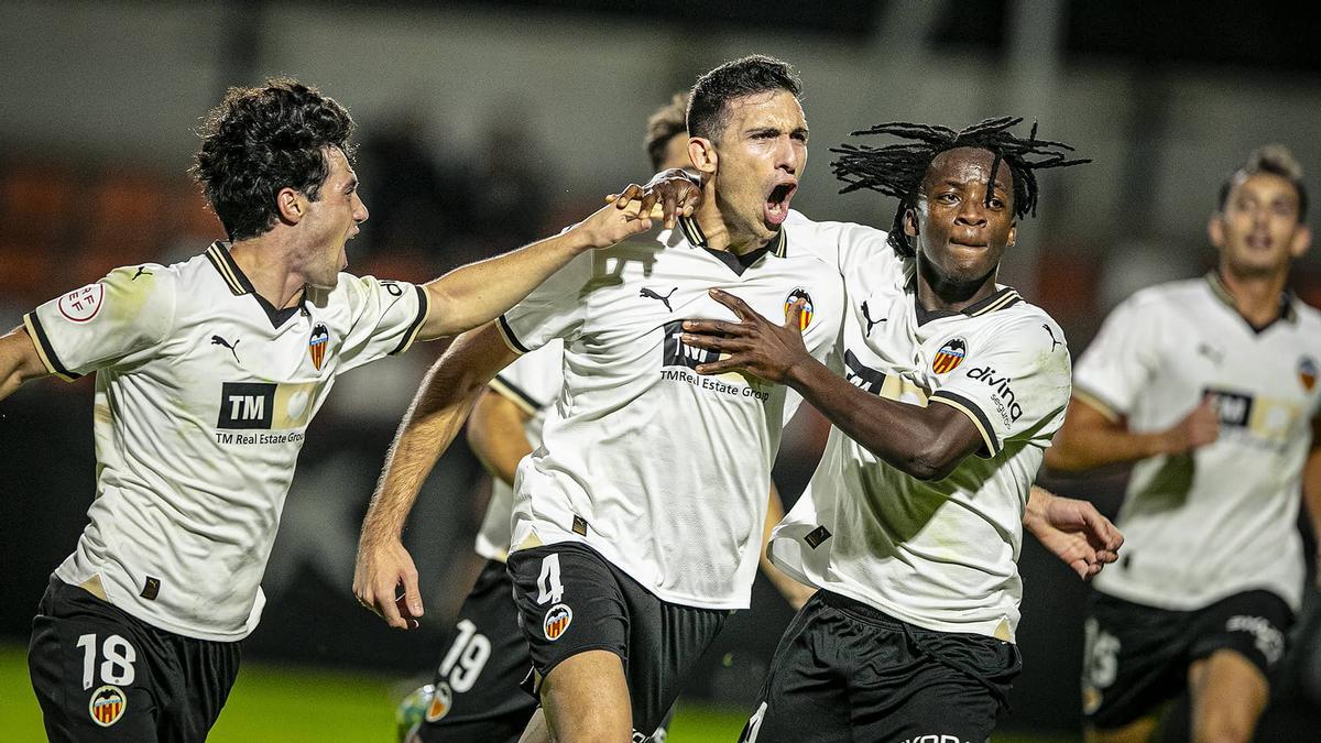 El Valencia Mestalla se llevó la victoria en el último suspiro del encuentro ante La Nucía gracias a un tanto de César Tárrega