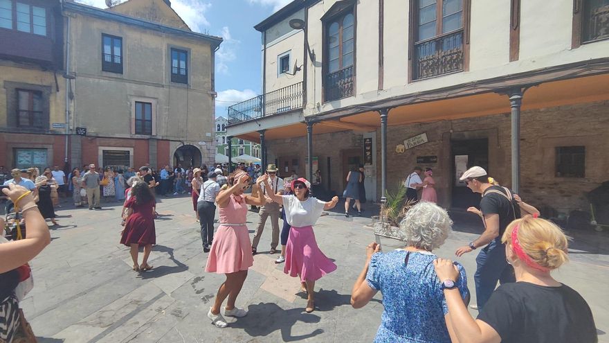 Así se bailó en la plaza del Ayuntamiento de Grado