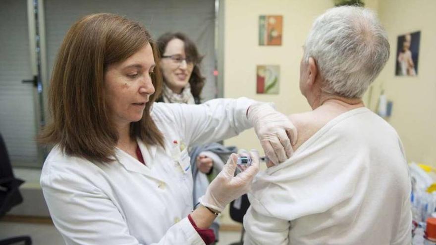 Vacunación antigripal ayer en el centro de salud de A Ponte. // Brais Lorenzo