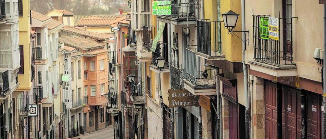 Una peluquera atiende a una clienta. | |