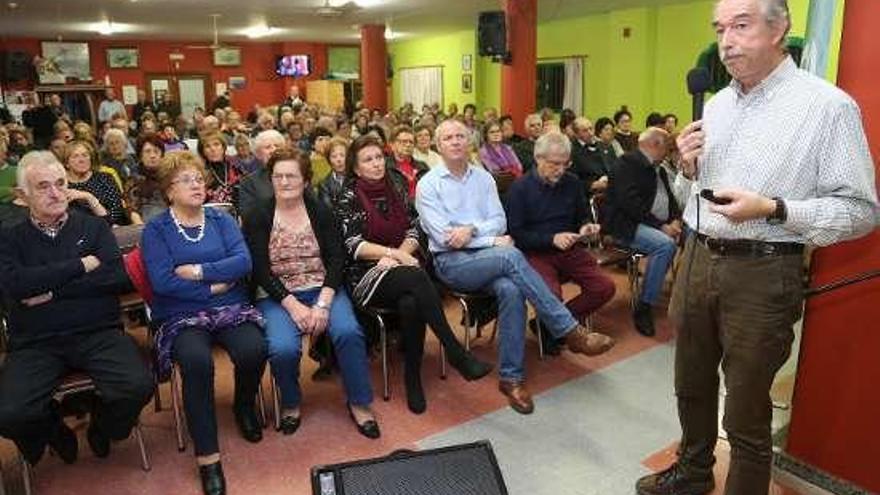 Un momento de la charla en la Casa da Terceira Idade. // Muñiz