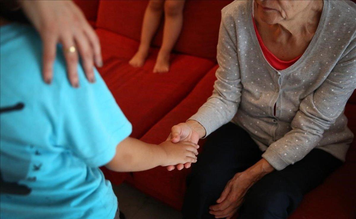 Un 5 % de las personas de 65 años padecen Alzhéimer y en mayores de 90 años el porcentaje aumenta hasta el 40 %. Un 5 % de las personas de 65 años padecen Alzhéimer y en mayores de 90 años el porcentaje aumenta hasta el 40 %.