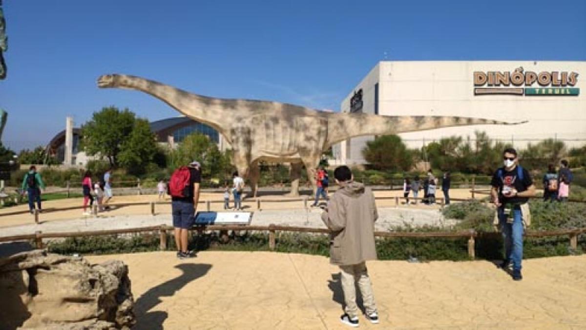 Varios visitantes a las puertas de Dinópolis en Teruel