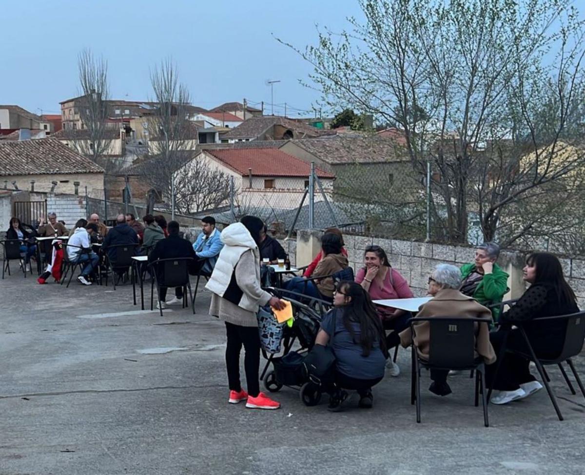 Residentes de Castronuevo se reúnen en la terraza del local. | I. V.